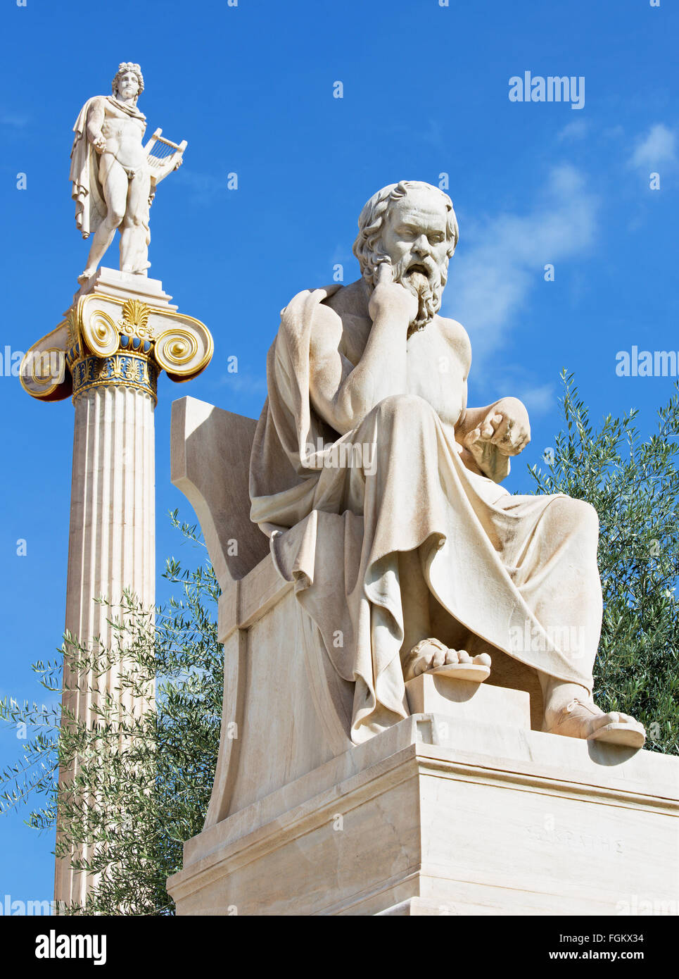 Athènes - La statue de Socrate devant l'Académie nationale des capacités par le sculpteur italien Piccarelli (à partir de 19 100.). Banque D'Images
