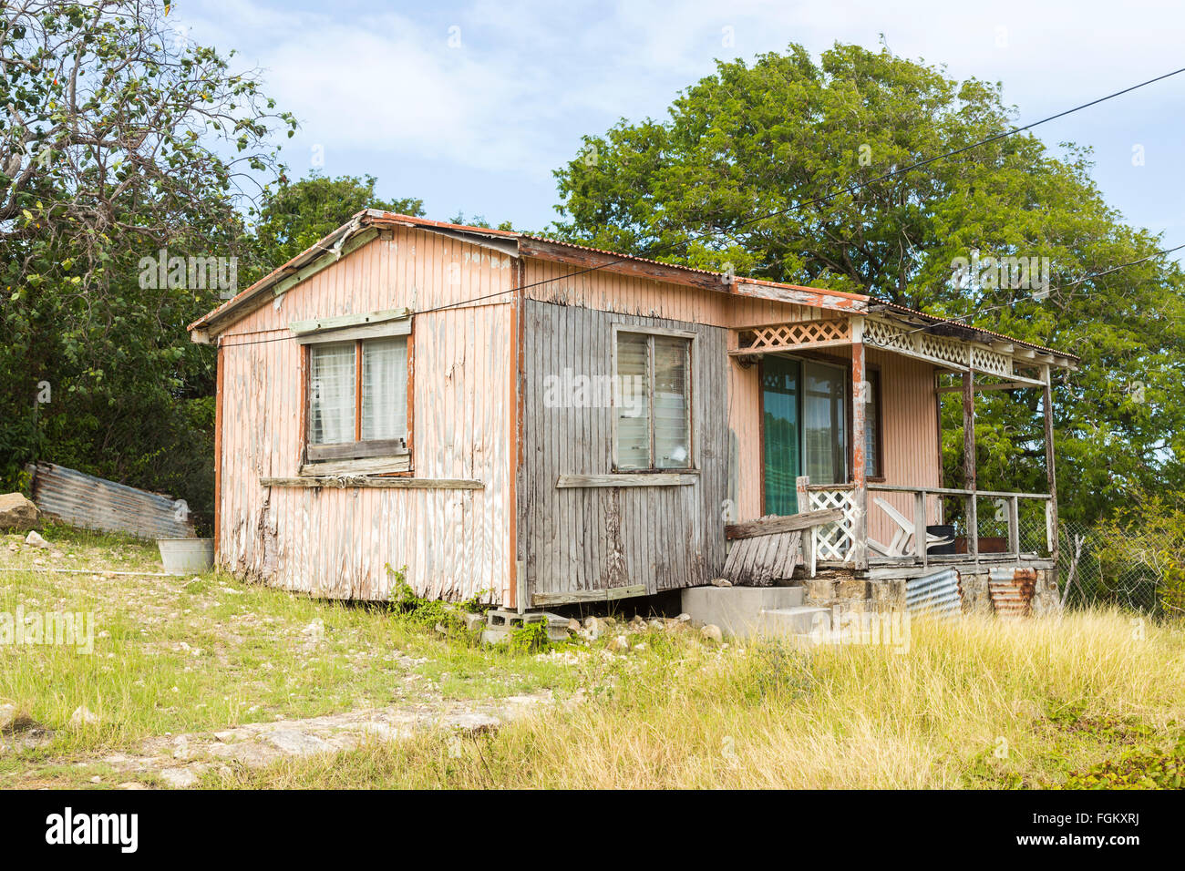 Maison en bois abandonnés près de Stingray City à l'est d'Antigua, Antigua-et-Barbuda, Antilles Banque D'Images