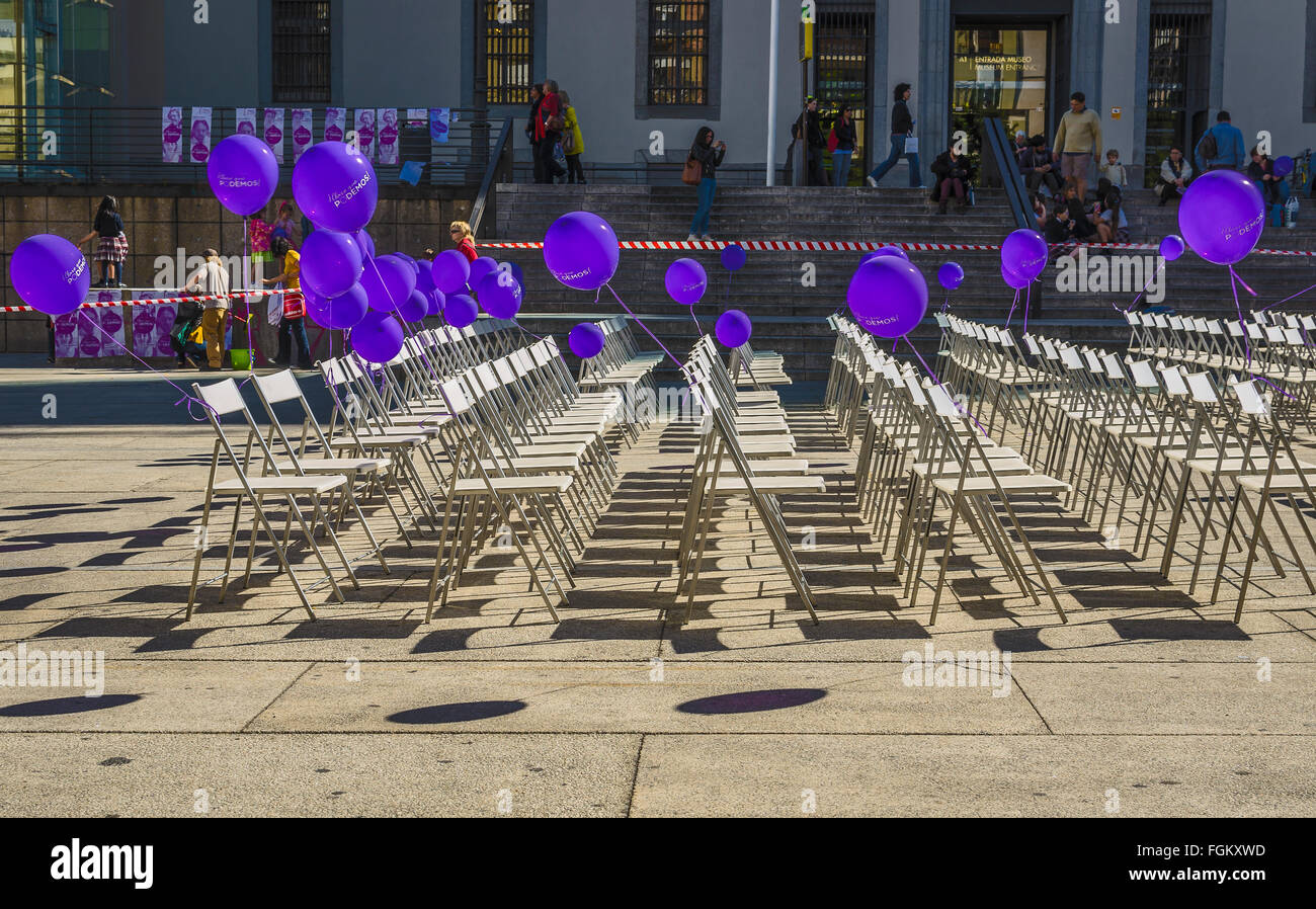 Vue d'un globe terrestre pourpre dans l'entrée du musée de la Reine Sofia, Madrid, Espagne ville Banque D'Images