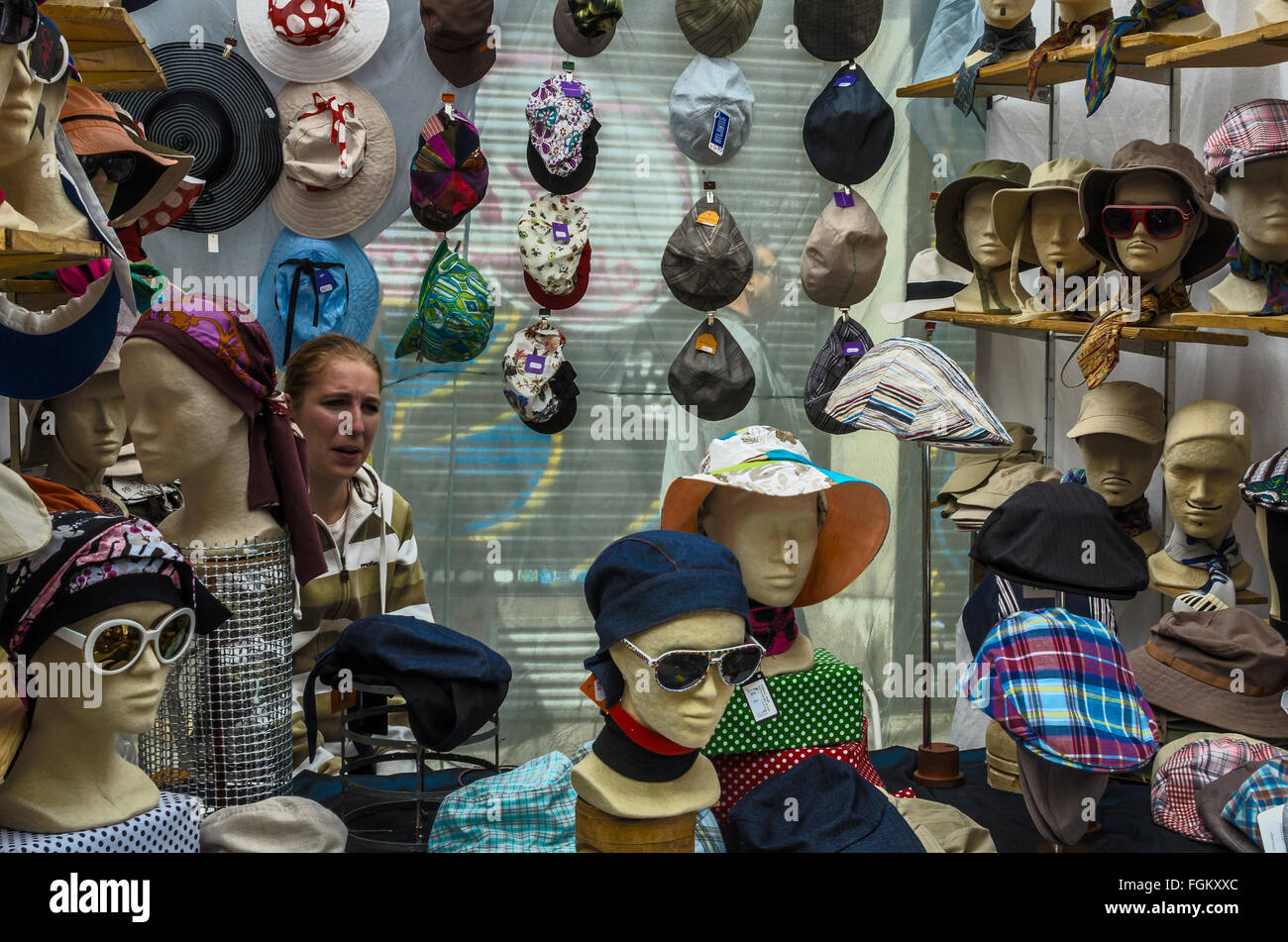 Vue d'un magasin dans le marché du Rastro de Madrid, ville, Espagne Banque D'Images