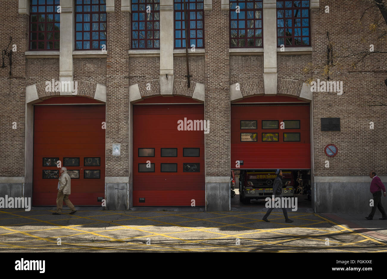 Vue d'un centre de pompiers dans une rue de la ville de Madrid, Espagne Banque D'Images