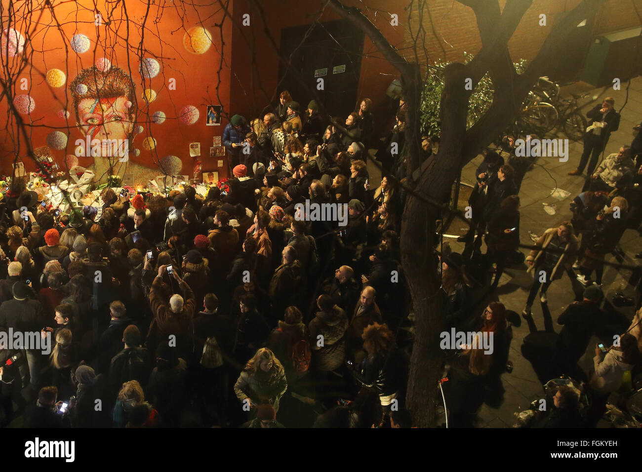 Londres 2016. Fans de rendre hommage à David Bowie à une peinture murale à Brixton où il est né Photo : pixstory / Alamy Banque D'Images