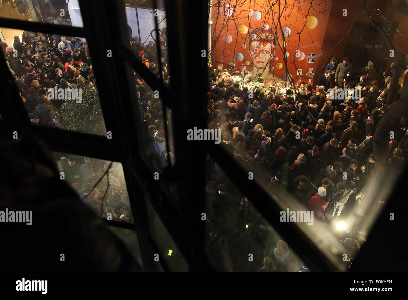 Londres 2016. Fans de rendre hommage à David Bowie à une peinture murale à Brixton où il est né Photo : pixstory / Alamy Banque D'Images