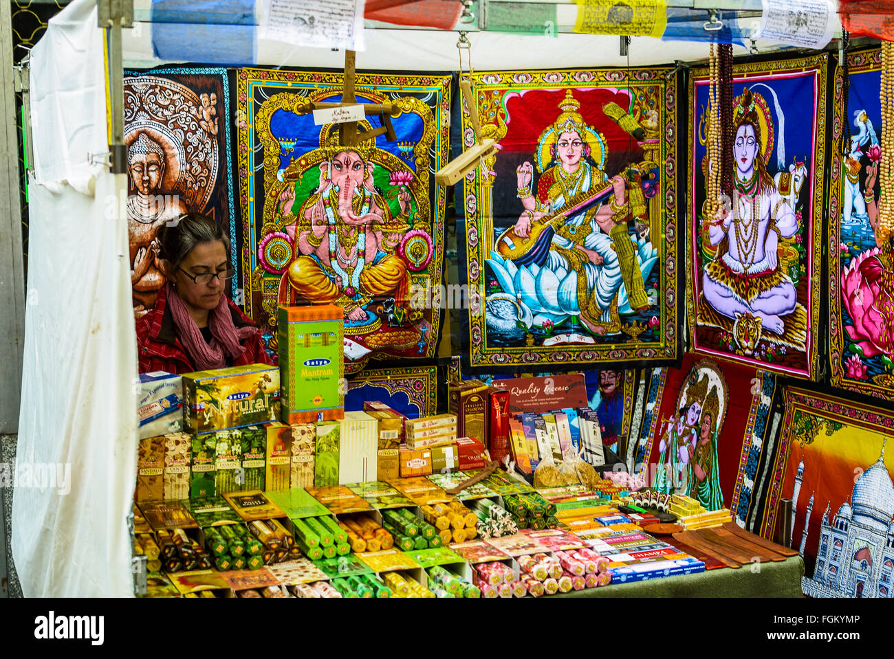 Vue d'un magasin avec des objets indiens dans marché du Rastro de Madrid, ville, Espagne Banque D'Images