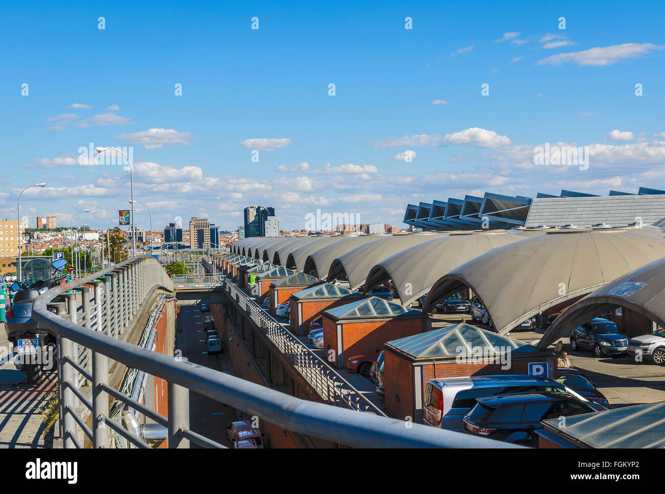 Vue en perspective de l'extérieur de la gare d'Atocha, Madrid, Espagne ville Banque D'Images