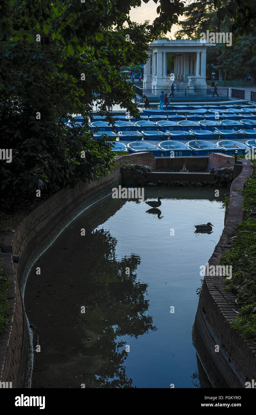 Vue d'une réflexion sur l'eau du parc du Retiro de Madrid, ville jetée, Espagne Banque D'Images
