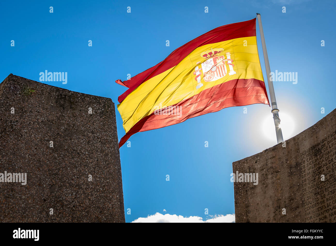 Vue sur le drapeau espagnol en place Colon, ville de Madrid, Espagne Banque D'Images