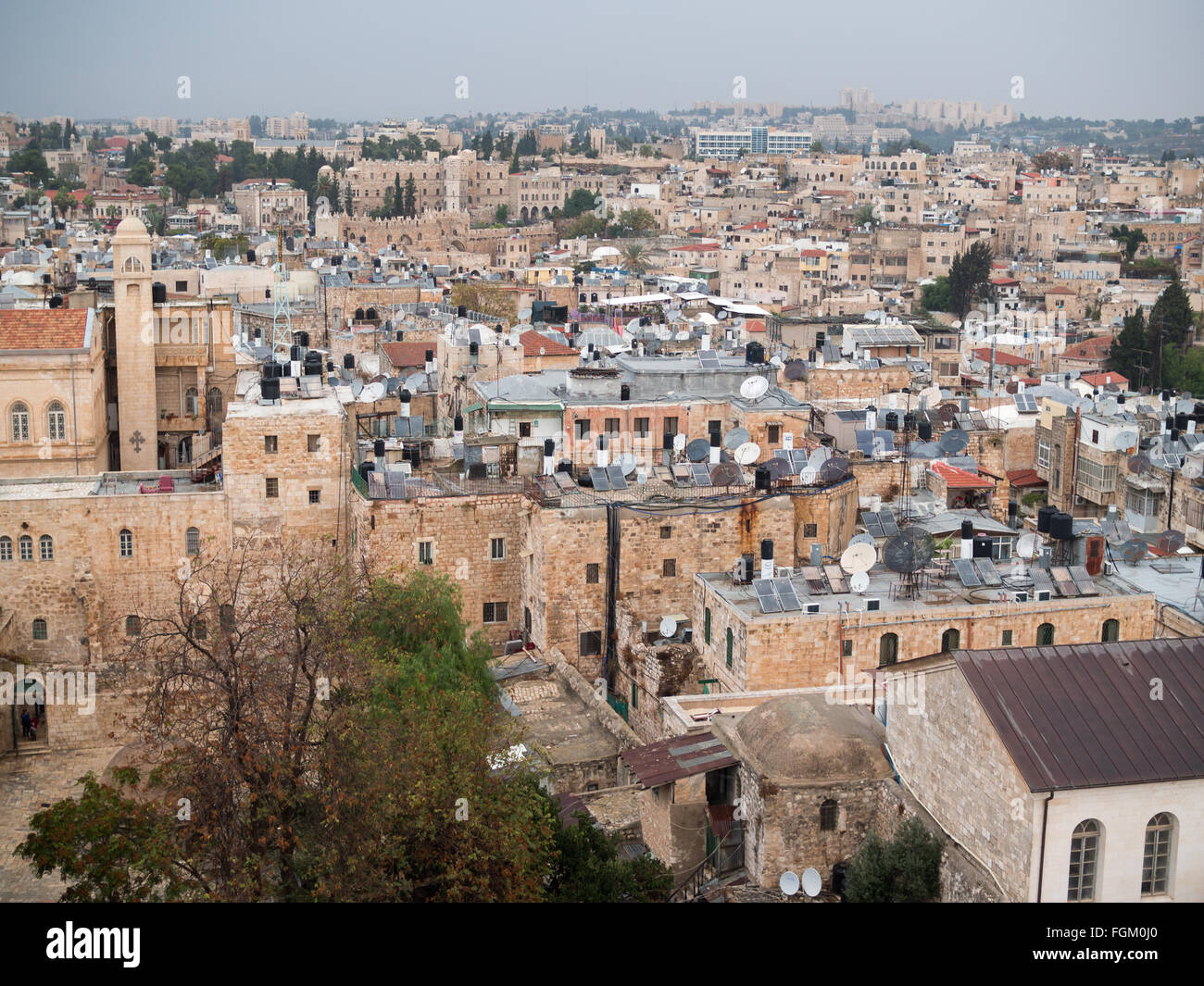 Vue sur le vieux Jérusalem quartier musulman, toit de la tour de l'Église luthérienne du Rédempteur Banque D'Images