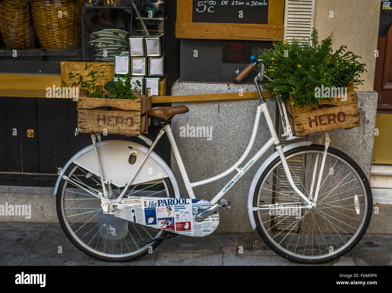 Vue d'un vélo blanc dans une rue du centre-ville de Madrid, Espagne Banque D'Images