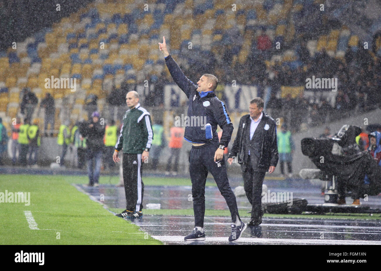 Kiev, UKRAINE - le 14 mai 2015 : FC Dnipro assistant entraîneur Vladimir Yezerskiy rend invites pour joueurs lors de l'UEFA Europa League match de demi-finale contre le SSC Napoli à NSK Olimpiyskyi stadium Banque D'Images