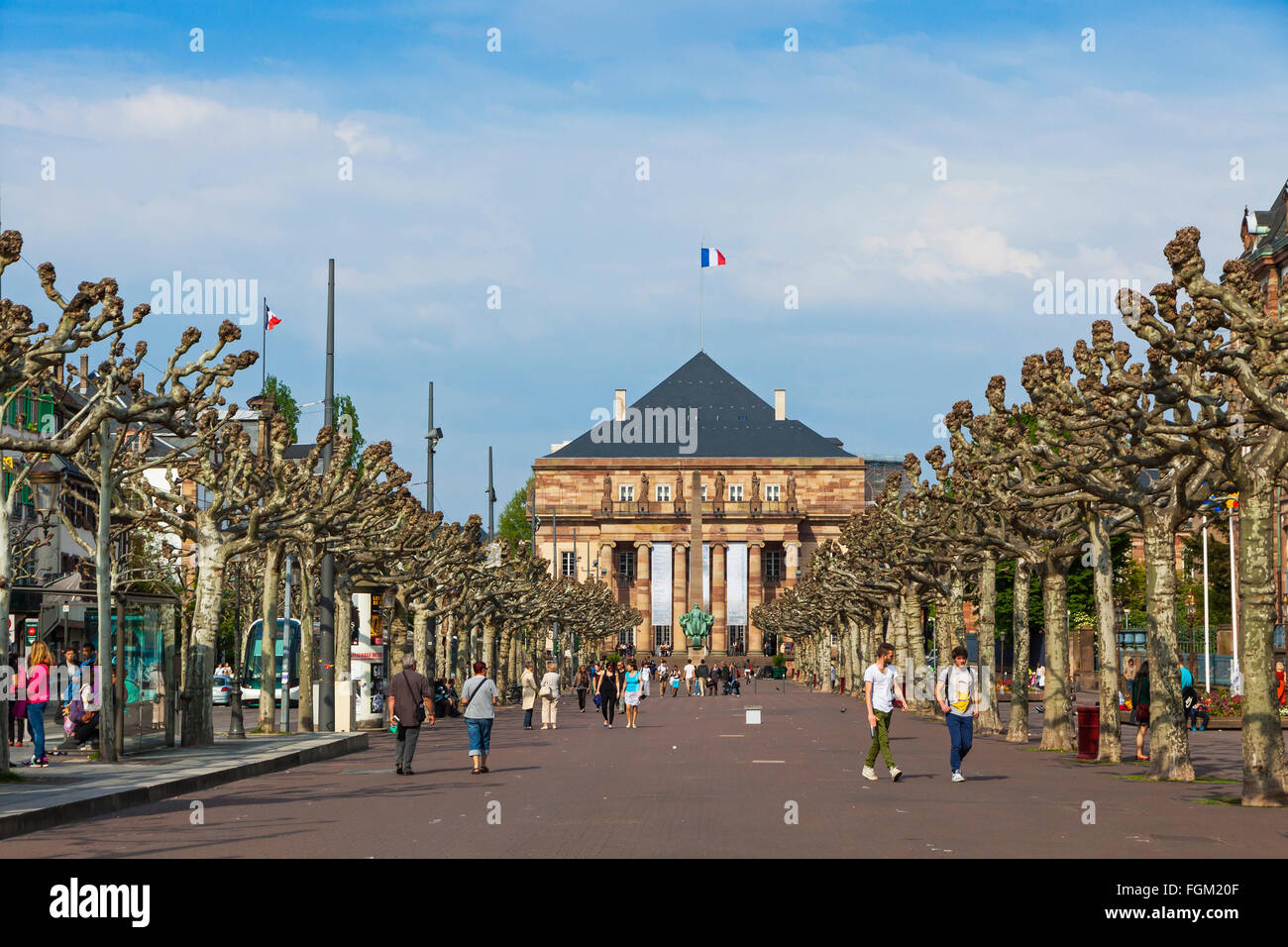 Les gens à pied sur la place Broglie, l'une des principales places de la ville de Strasbourg, France Banque D'Images