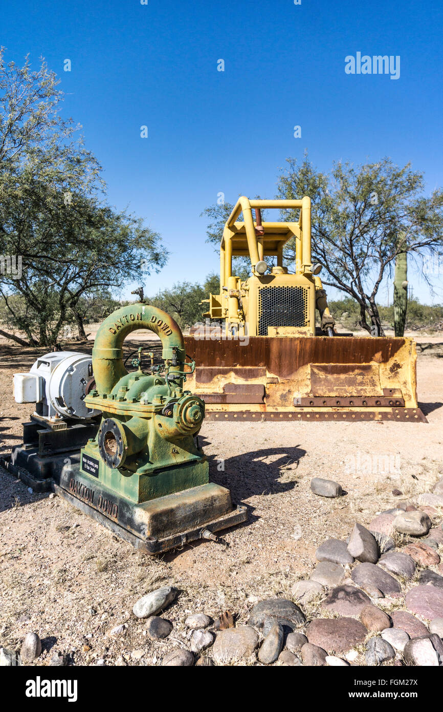 Ancienne pompe à eau en circulation & rusted bulldozer affiché entre mesquite & cactus pour cause d'Asarco minéral Discovery Centre Banque D'Images