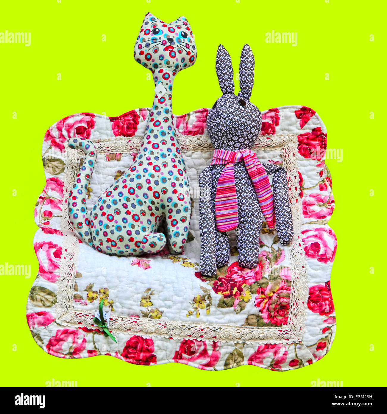 Chat fait main et jouets lapin sur fond jaune. Banque D'Images