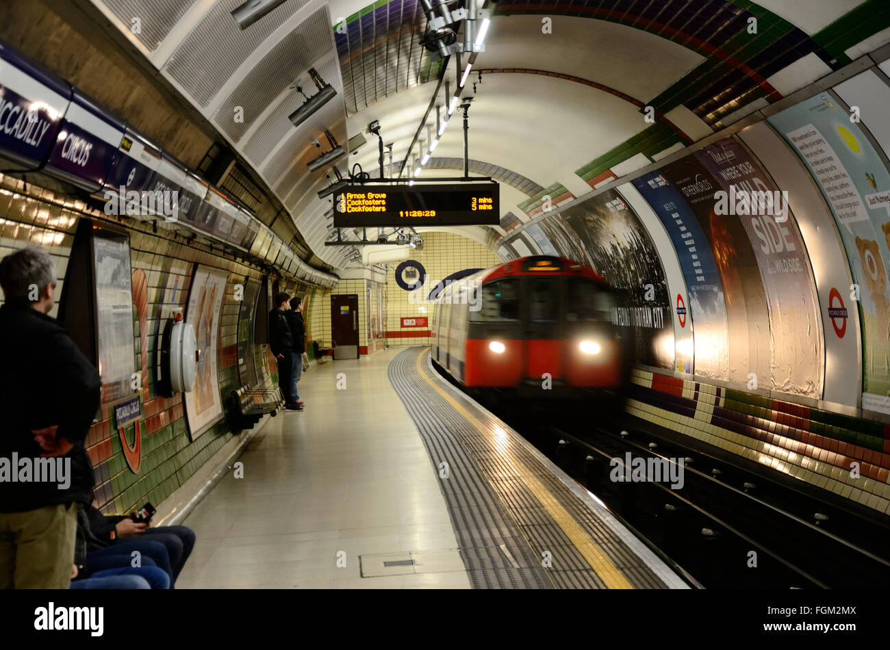 Un train arrive dans la station de métro Piccadilly Circus le samedi matin Banque D'Images
