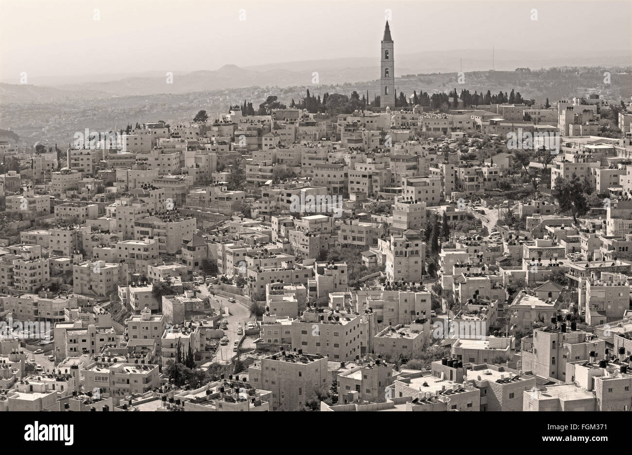 Jérusalem - l'église orthodoxe russe de l'ascension sur le Mont des Oliviers et les ruines d'Hérodion, à l'horizon. Banque D'Images
