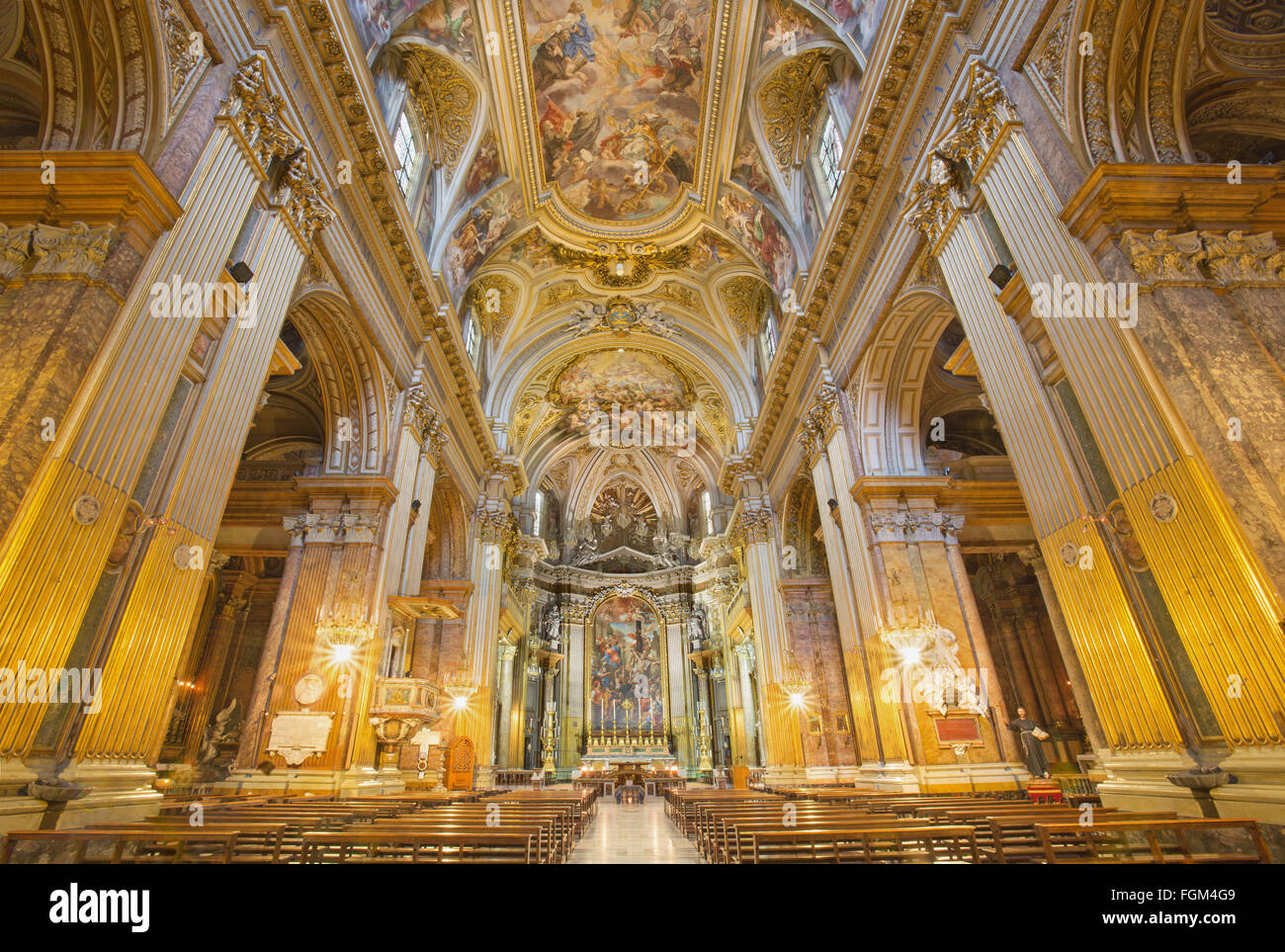 ROME, ITALIE - 25 mars 2015 : La nef de l'église en basilique dei Santi XII Apostoli. Banque D'Images