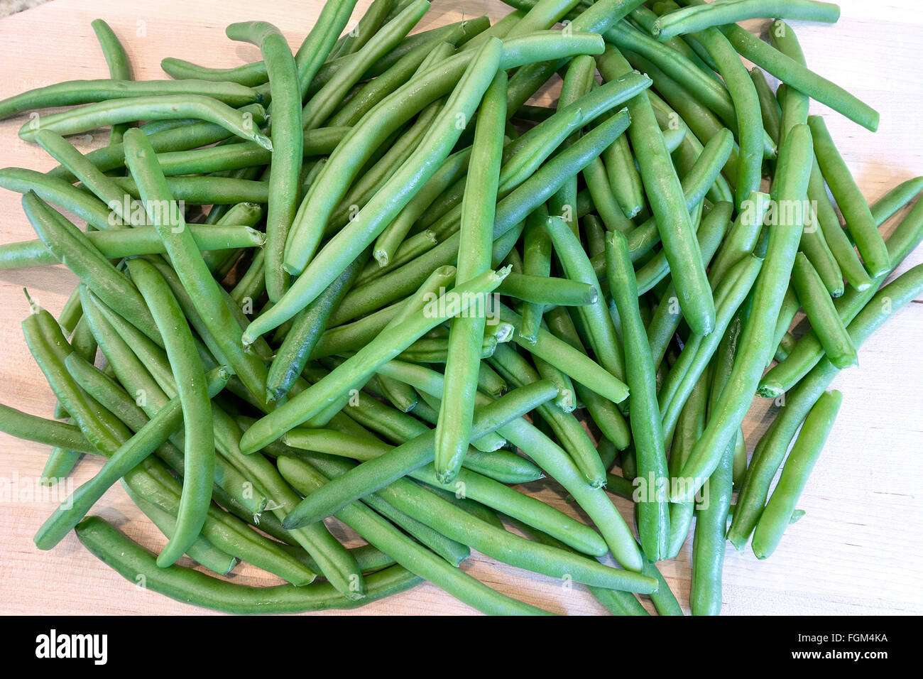 Les Haricots verts sur planche à découper Cuisine en Macro closeup Banque D'Images