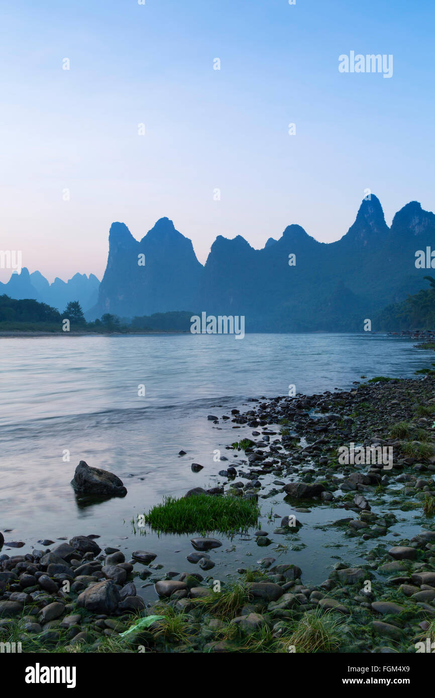 Rivière Li au crépuscule, Xingping, Yangshuo, Guangxi, Chine Banque D'Images