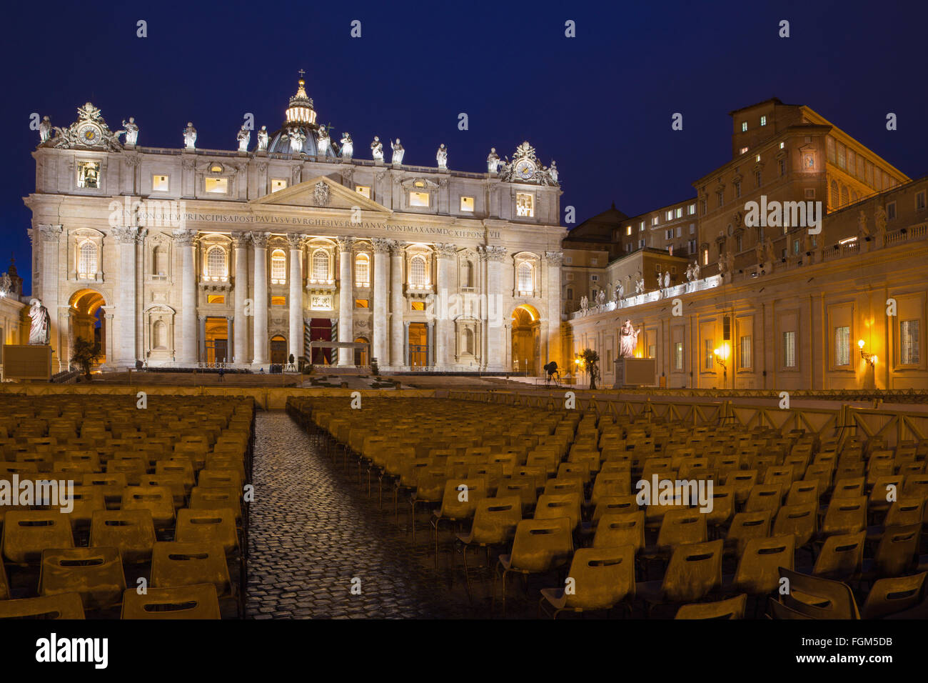 Rome - Basilique Saint Pierre - 'Basilica di San Pietro" et la place au crépuscule avant des rameaux. Banque D'Images