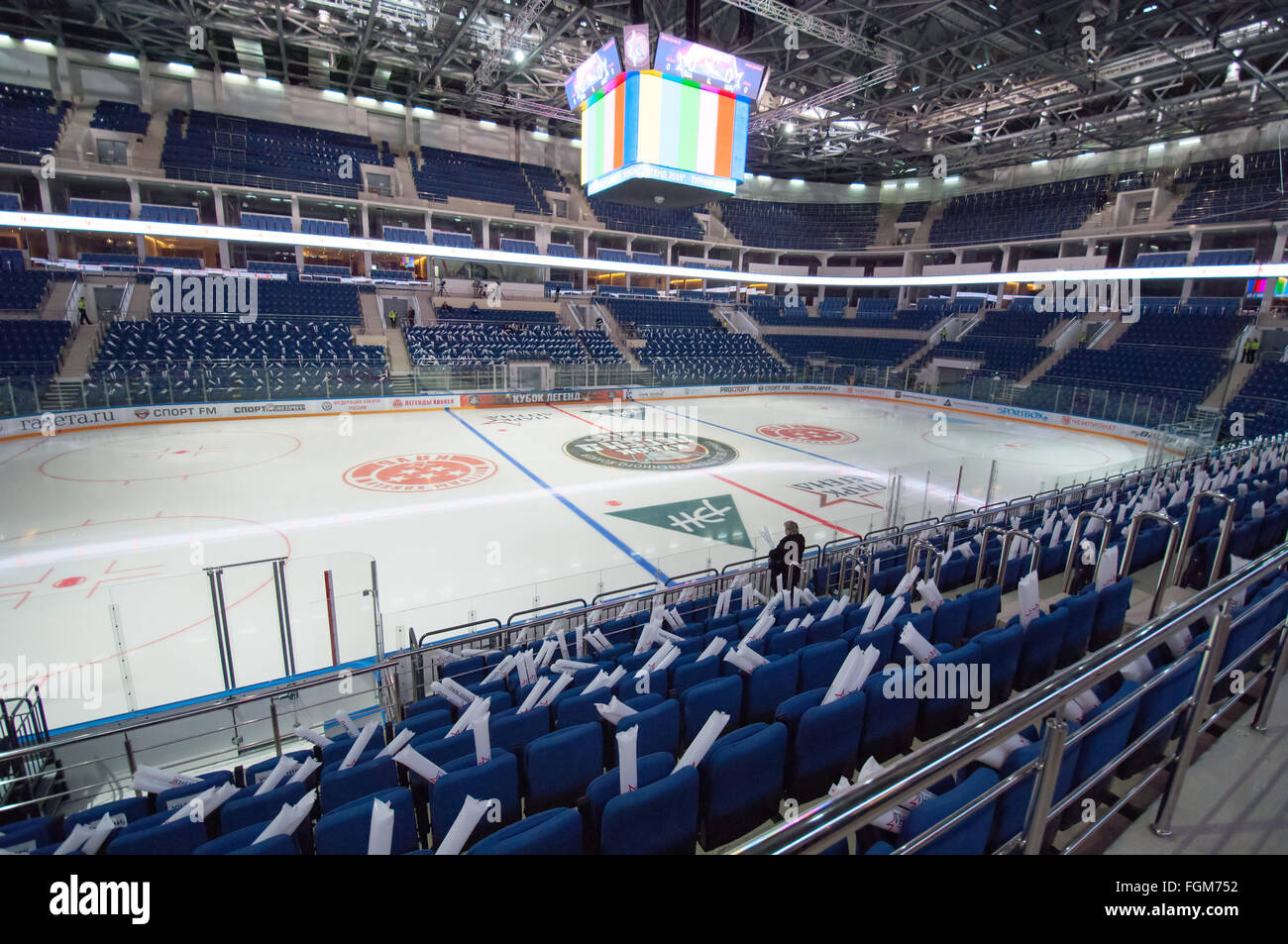 Russie, Moscou - 27 avril 2015 : l'intérieur de palais de glace VTB Moscou juste avant le match de hockey CSKA vs SKA sur les équipes de la Coupe de hockey de légendes dans Ice Palace VTB, Moscou, Russie Banque D'Images