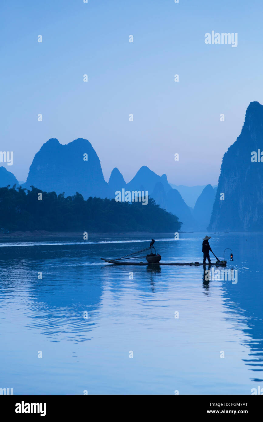 Pêcheur sur la rivière Li Cormorant à l'aube, Xingping, Yangshuo, Guangxi, Chine Banque D'Images