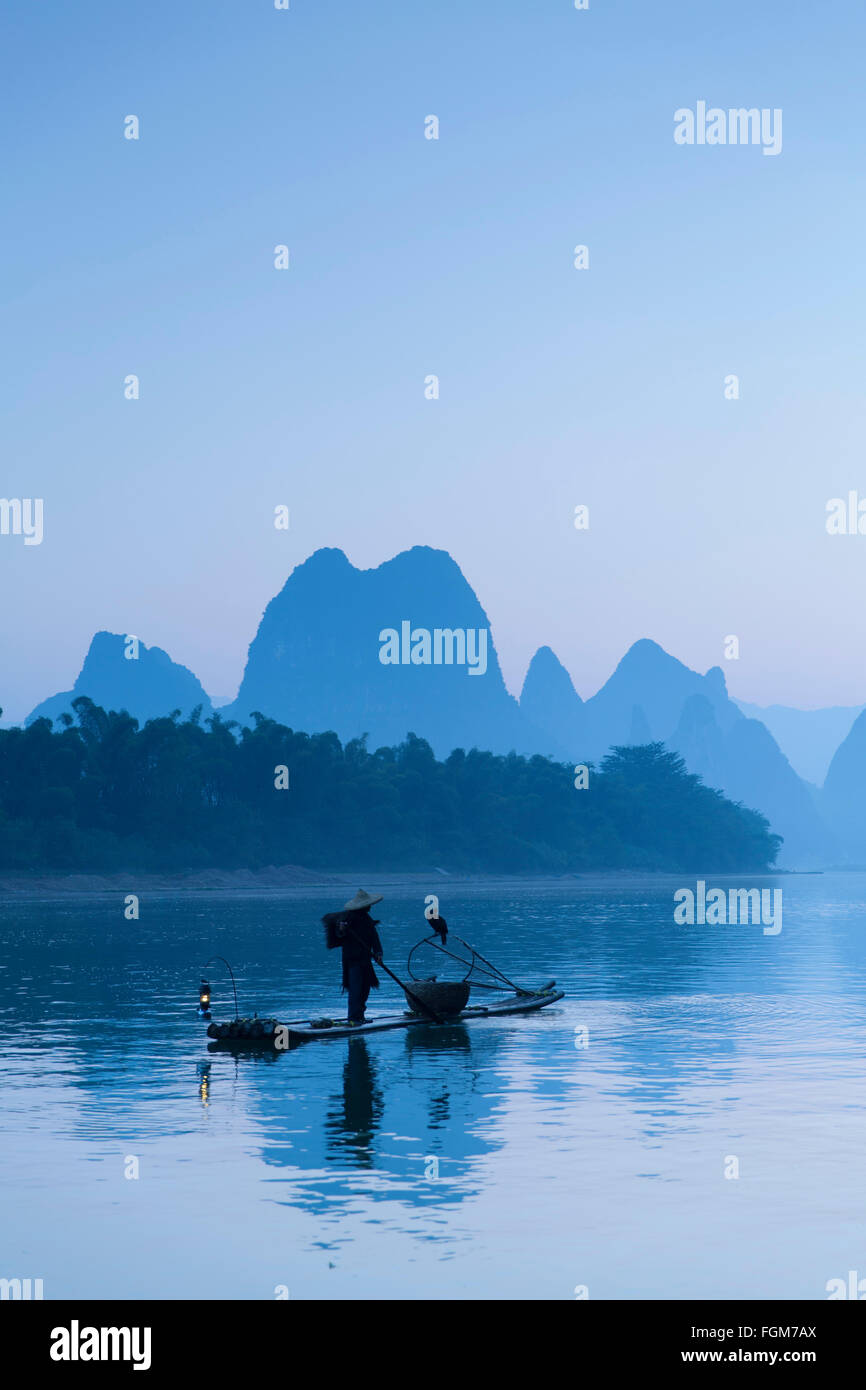 Pêcheur sur la rivière Li Cormorant à l'aube, Xingping, Yangshuo, Guangxi, Chine Banque D'Images