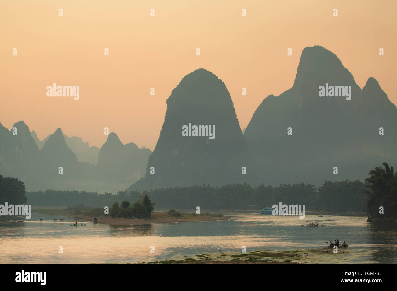 Rivière Li au crépuscule, Xingping, Yangshuo, Guangxi, Chine Banque D'Images