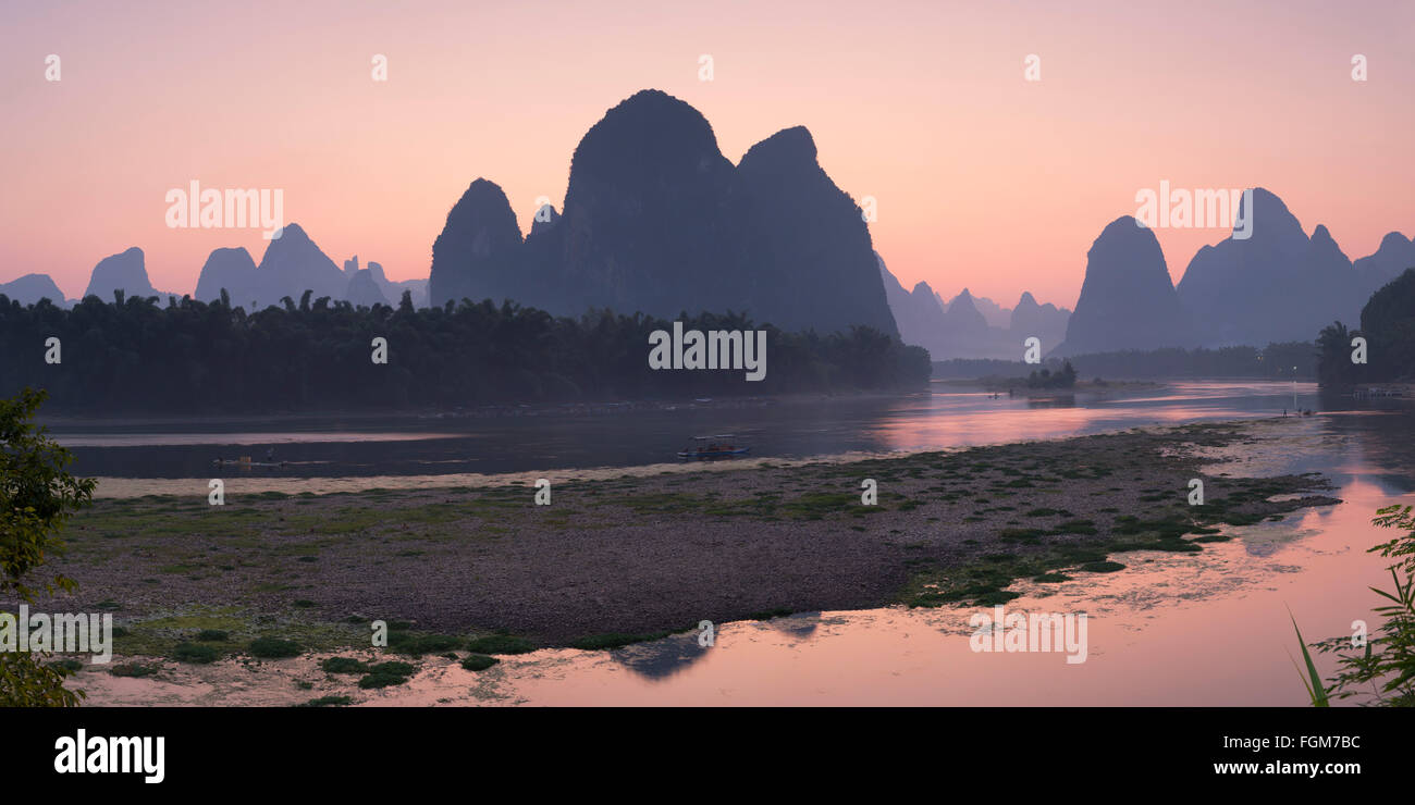 Rivière Li au crépuscule, Xingping, Yangshuo, Guangxi, Chine Banque D'Images