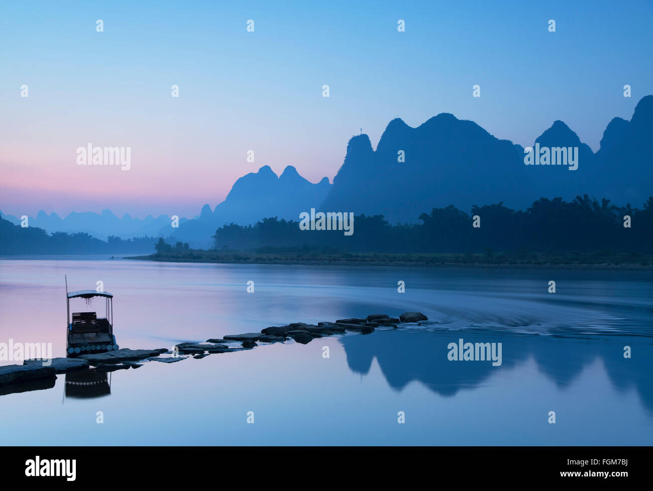 Rivière Li à l'aube, Xingping, Yangshuo, Guangxi, Chine Banque D'Images