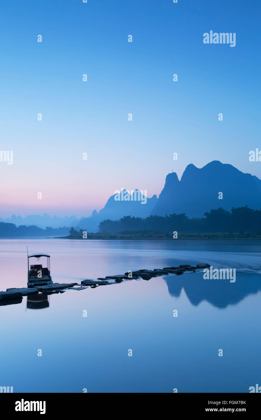 Rivière Li à l'aube, Xingping, Yangshuo, Guangxi, Chine Banque D'Images