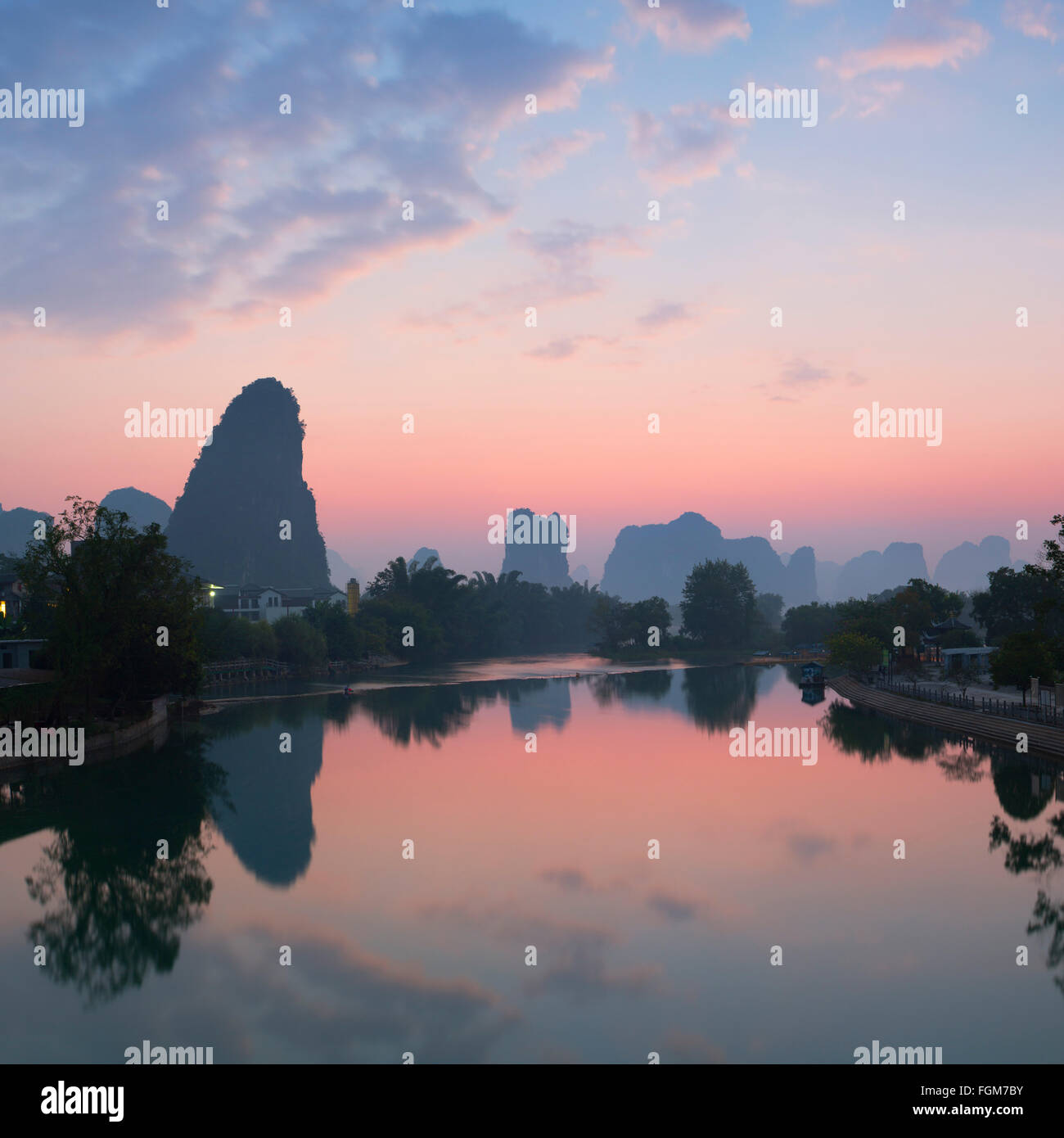 Rivière Yulong à l'aube, Yangshuo, Guangxi, Chine Banque D'Images