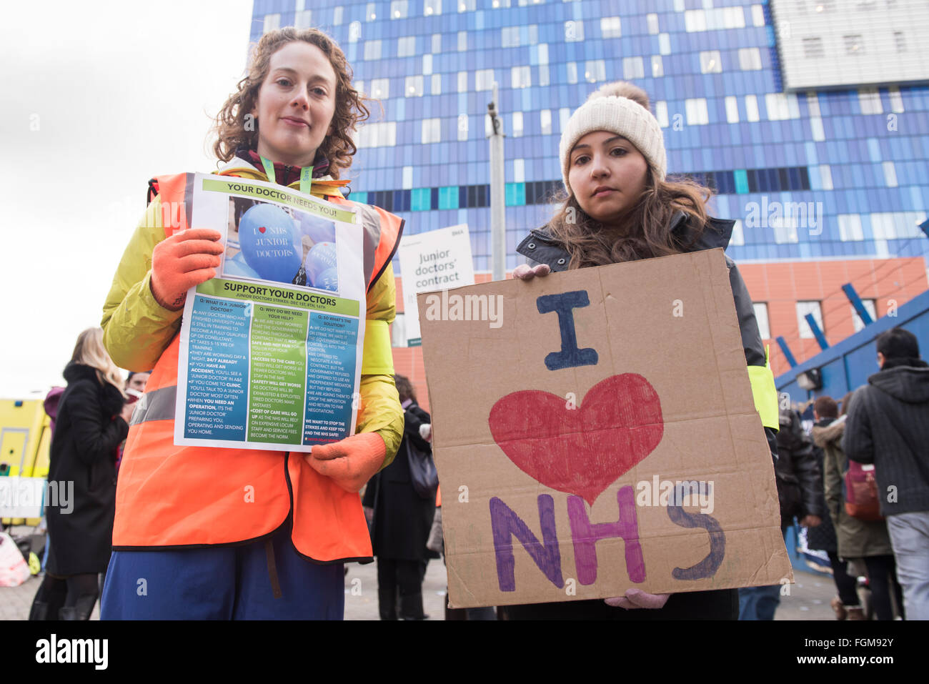 Médecin en tenant une pancarte 'J'aime' NHS à l'extérieur du Royal London Hospital à Whitechapel, London, UK. 10 fév, 2016. Banque D'Images