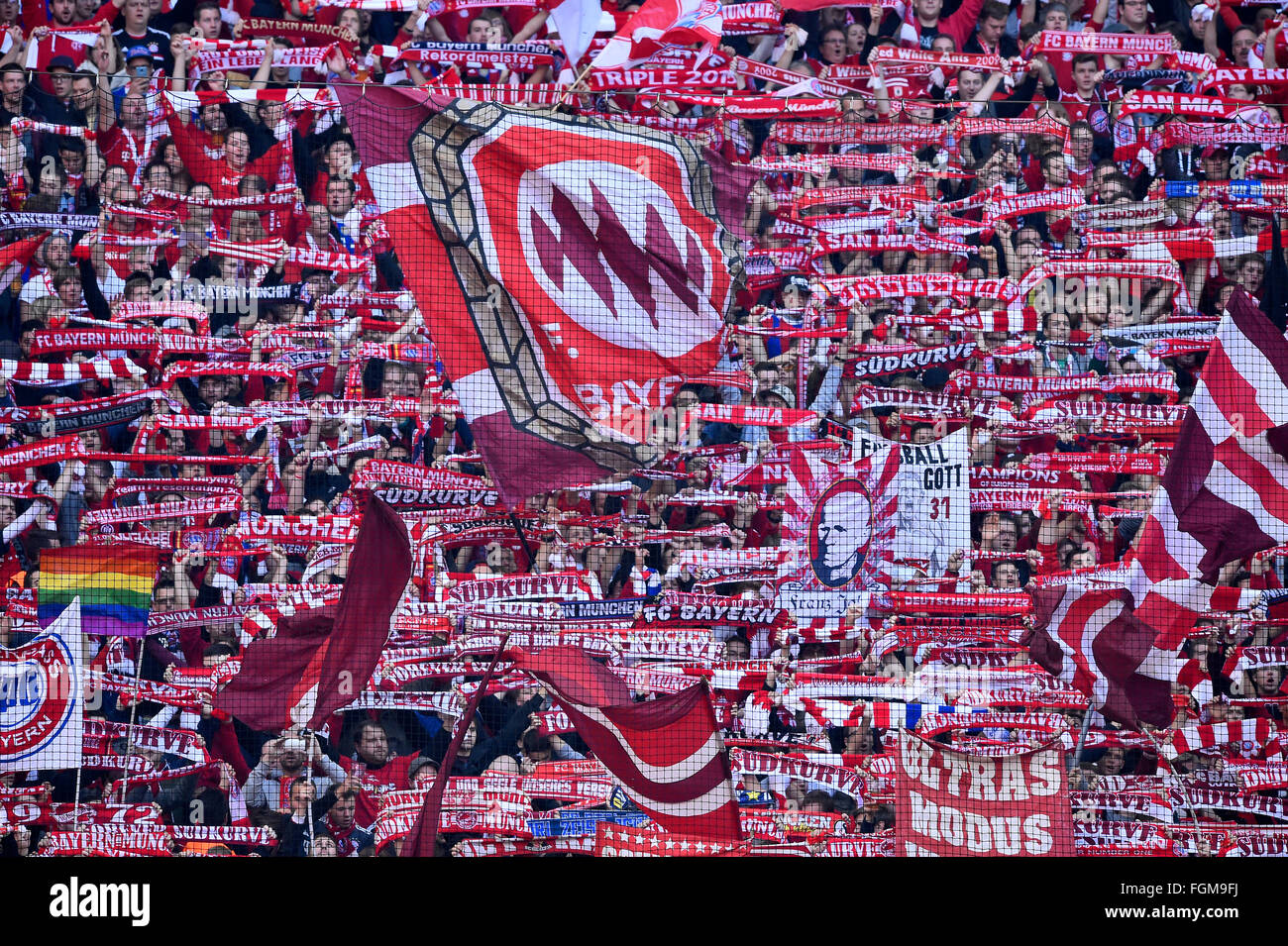 Fans, bloc ventilateur, drapeaux, FC Bayern, Allianz Arena, Munich, Bavière, Allemagne Banque D'Images