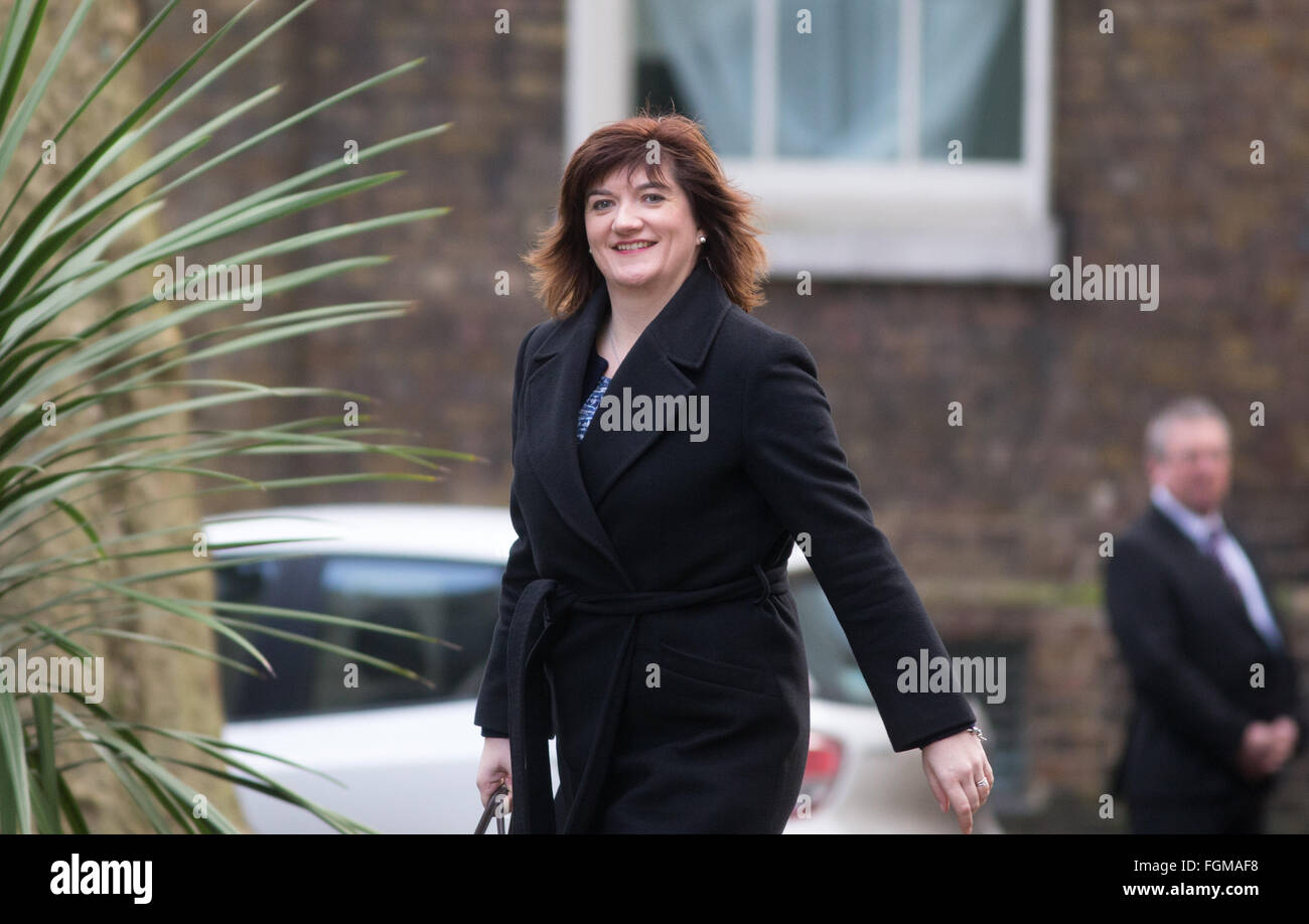 Nicky Morgan,secrétaire d'Etat à l'éducation, au numéro 10 Downing Street pour une réunion du cabinet Banque D'Images