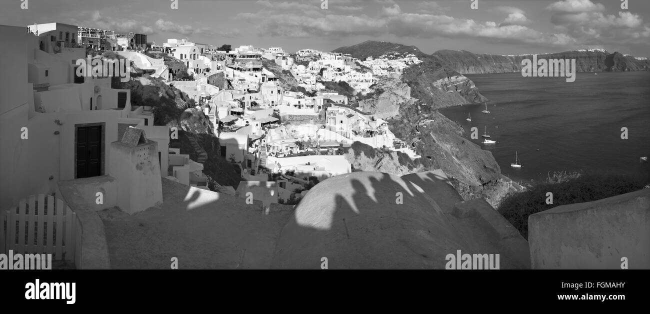 Santorin, GRÈCE - Octobre 4, 2015 : le regard d'Oia à l'est dans la lumière du soir. Banque D'Images