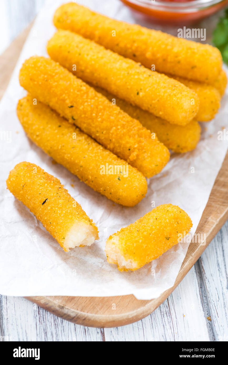 Bâtonnets de mozzarella frits avec une trempette maison sur fond de bois (selective focus) Banque D'Images