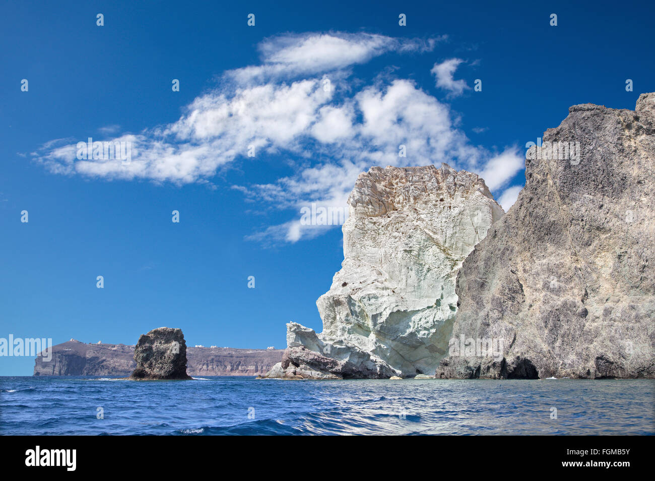 Santorin - La roche blanche de la tour sud de l'île. Banque D'Images