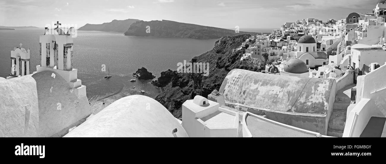 Santorin - le panorama de l'Oia et l'île de Therasia en arrière-plan. Banque D'Images