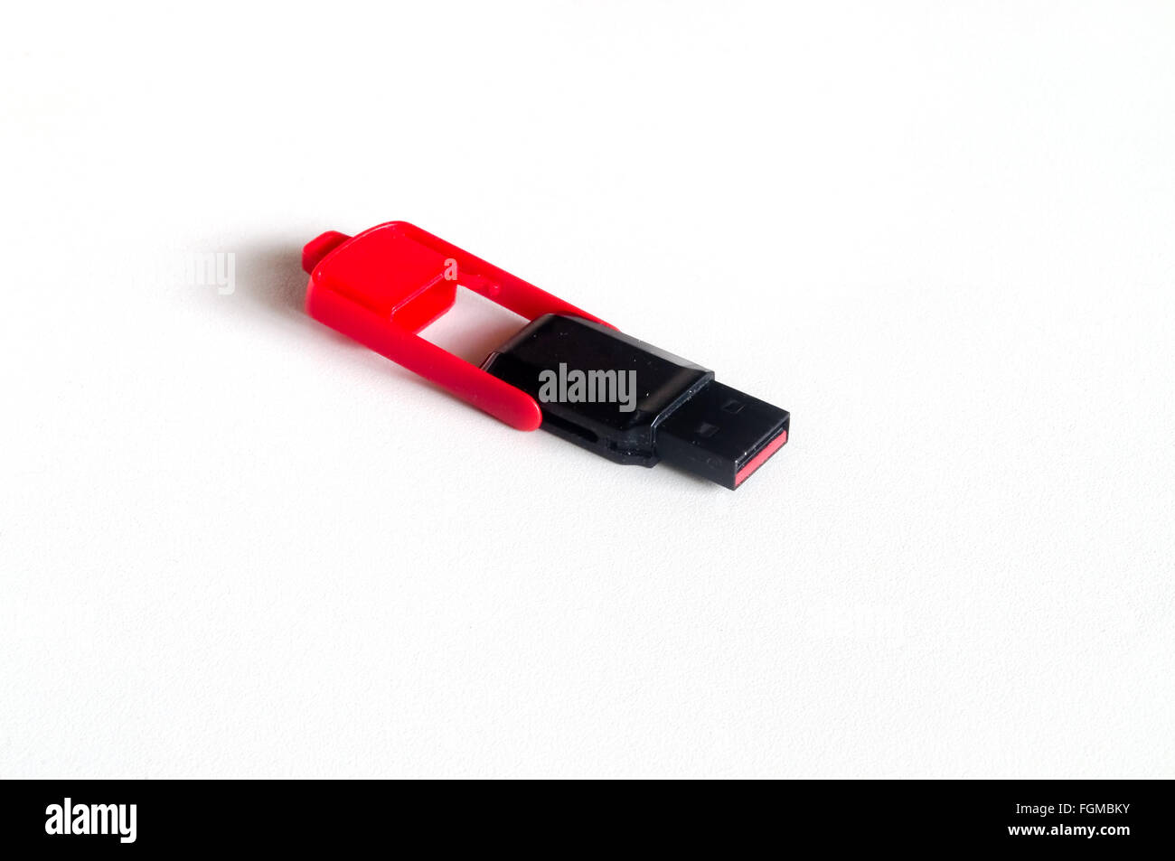 Lecteur flash USB noir avec capuchon rouge isolé sur fond blanc Banque D'Images