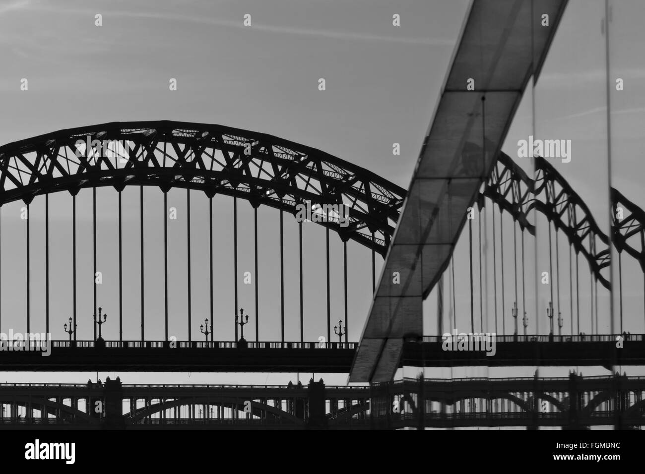 La Tyne et ponts de haut niveau reflète dans la vitre de la cabine de commande du pont du Millénaire. Convertis en monochrome Banque D'Images