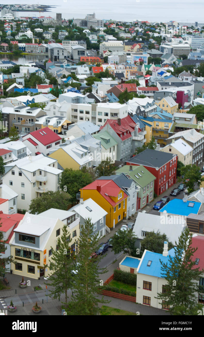 Maisons du centre-ville de Reykjavik en Islande par le haut dans l'Église Hallgrims quartier coloré de maisons Banque D'Images