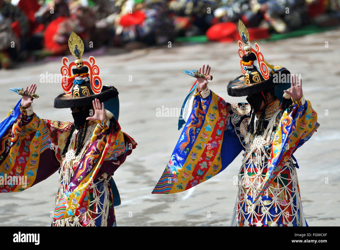 Xiahe, Chine, province de Gansu. Feb 21, 2016. Lamas effectuer la danse religieuse à un carré de monastère Labrang Xiahe, dans le comté du nord-ouest de la Chine, la province de Gansu, le 21 février 2016. Le monastère de Labrang est l'un des six temples prestigieux de l'école Gelugpa du bouddhisme tibétain. Le spectacle de danse raconter histoires religieuses a attiré des milliers de personnes de la maison et à l'étranger. © Chen Bin/Xinhua/Alamy Live News Banque D'Images