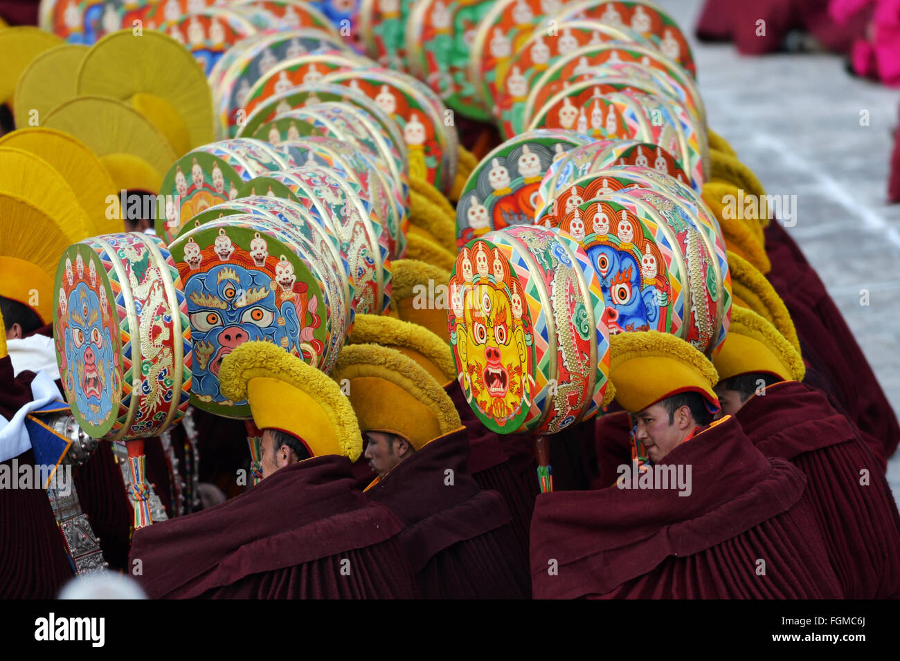 Xiahe, Chine, province de Gansu. Feb 21, 2016. Lamas accompagner un spectacle de danse religieuse à un carré de monastère Labrang Xiahe, dans le comté du nord-ouest de la Chine, la province de Gansu, le 21 février 2016. Le monastère de Labrang est l'un des six temples prestigieux de l'école Gelugpa du bouddhisme tibétain. Le spectacle de danse raconter histoires religieuses a attiré des milliers de personnes de la maison et à l'étranger. © Chen Bin/Xinhua/Alamy Live News Banque D'Images