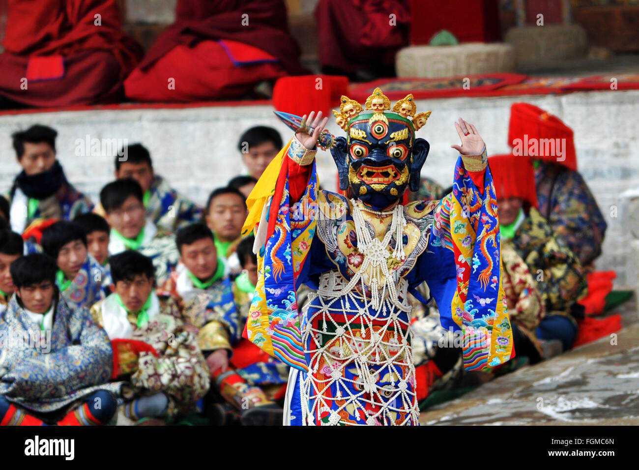 Xiahe, Chine, province de Gansu. Feb 21, 2016. Un moine exécute la danse religieuse à un carré de monastère Labrang Xiahe, dans le comté du nord-ouest de la Chine, la province de Gansu, le 21 février 2016. Le monastère de Labrang est l'un des six temples prestigieux de l'école Gelugpa du bouddhisme tibétain. Le spectacle de danse raconter histoires religieuses a attiré des milliers de personnes de la maison et à l'étranger. © Chen Bin/Xinhua/Alamy Live News Banque D'Images