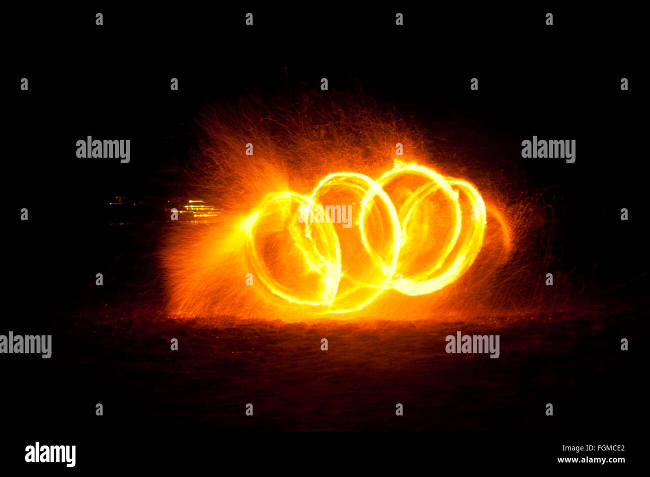 Le feu et le feu pétille de traces de feu dansant sur la plage prise en utilisant la technique d'exposition longue. Banque D'Images