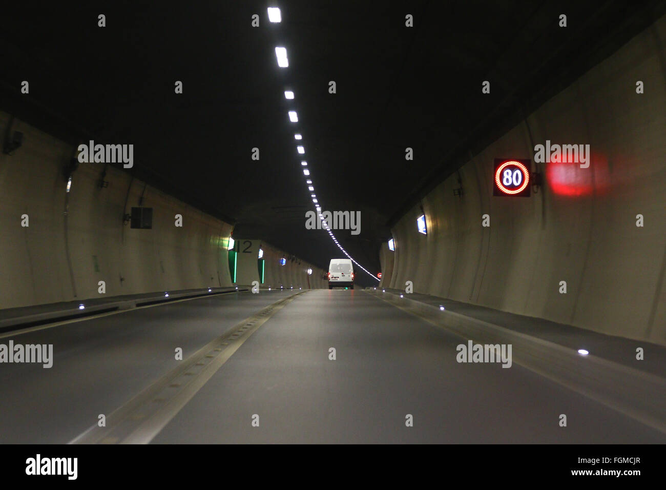 Lumières et ombres dans un tunnel routier dans les Alpes, Vedeggio-Cassarate Banque D'Images