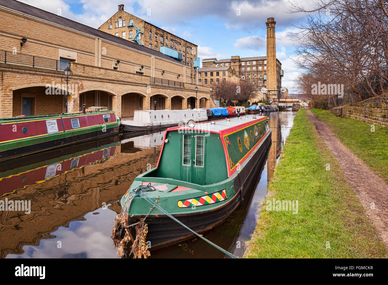 Narrowboats sur le canal large Huddersfield en hiver, West Yorkshire, England, UK Banque D'Images