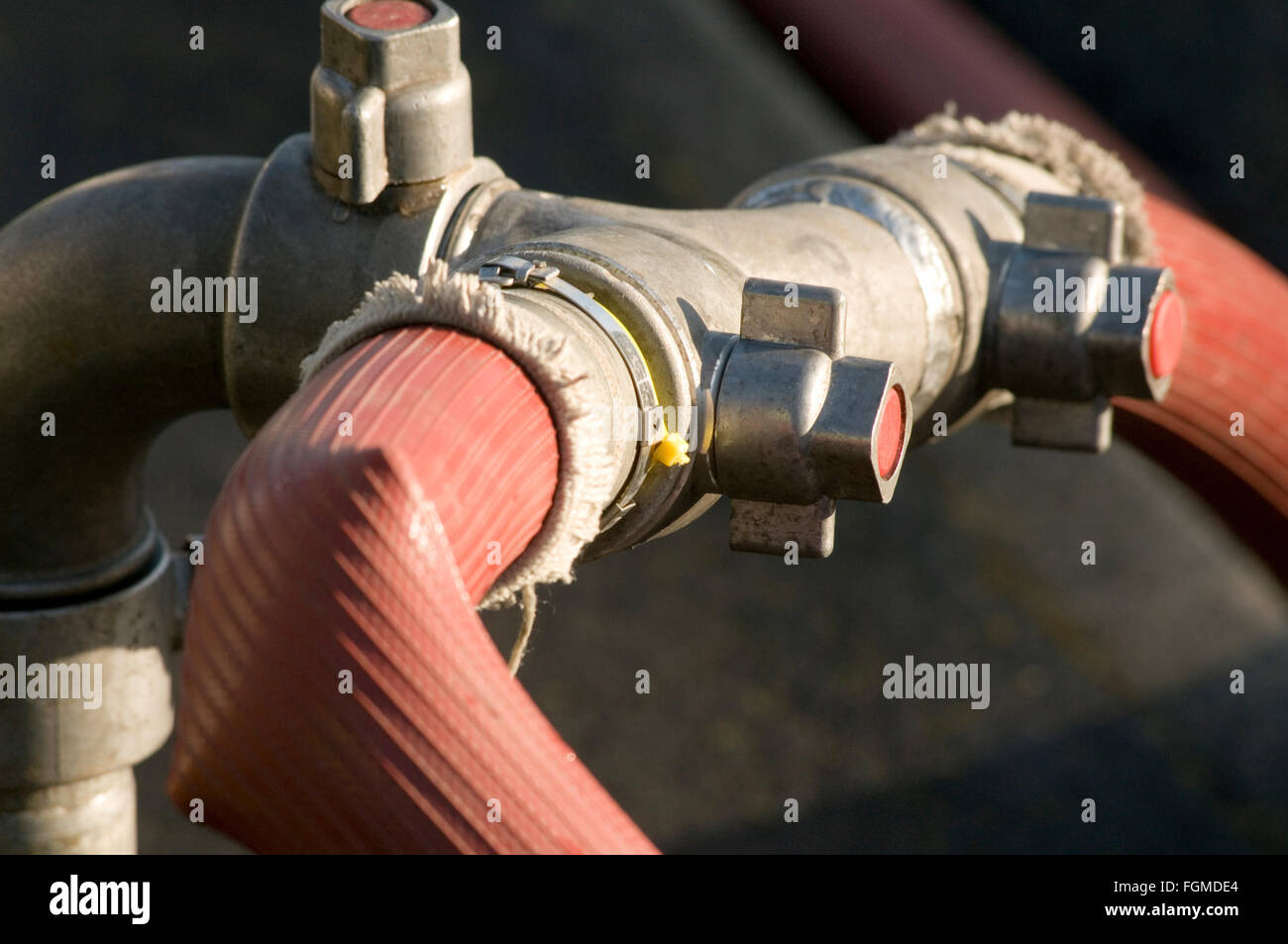 Le tuyau d'incendie Incendie Incendie flexibles en caoutchouc Tuyaux tuyau d'eau débit haute pression découlant Banque D'Images