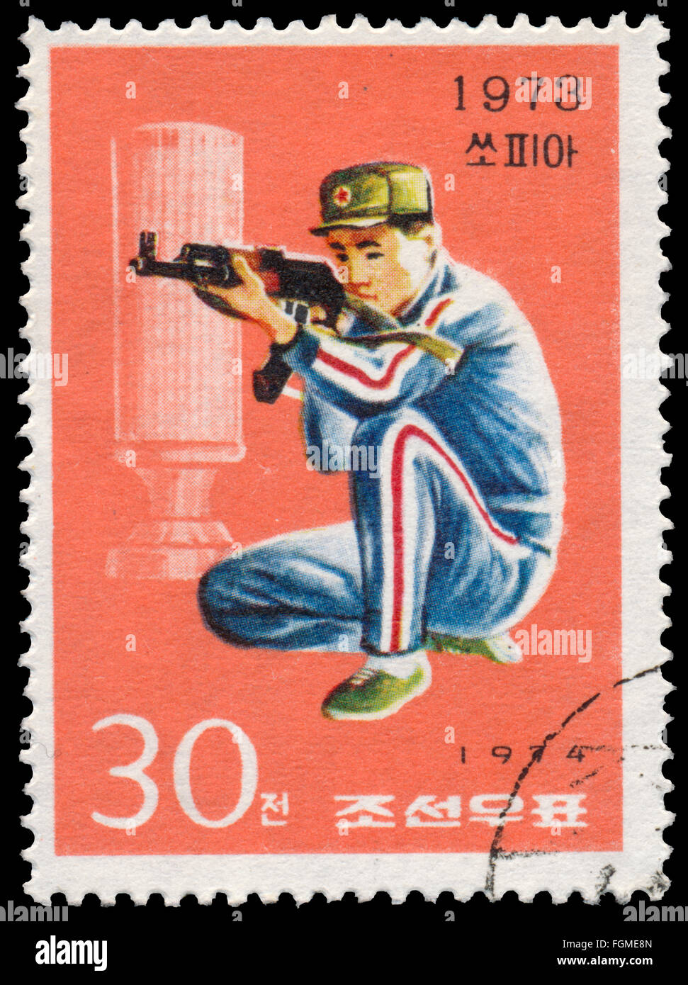 BUDAPEST, HONGRIE - 03 février 2016 : un timbre imprimé en Corée du Nord montre à la carabine, vers 1974 Banque D'Images