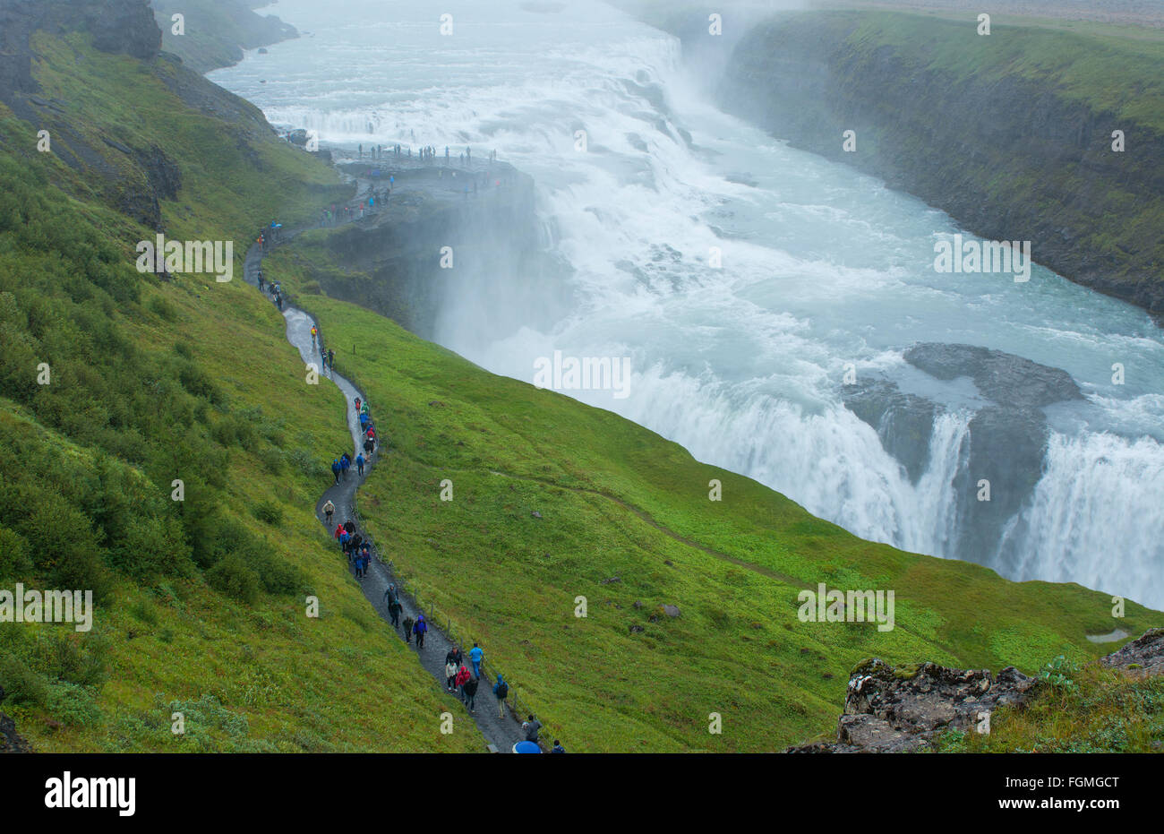 L'Islande Gullfoss Falls sur la rivière Hvita du dessus avec les touristes marcher sur le sentier dans la brume des chutes d'eau tombe dans le sud-ouest de l'Icel Banque D'Images